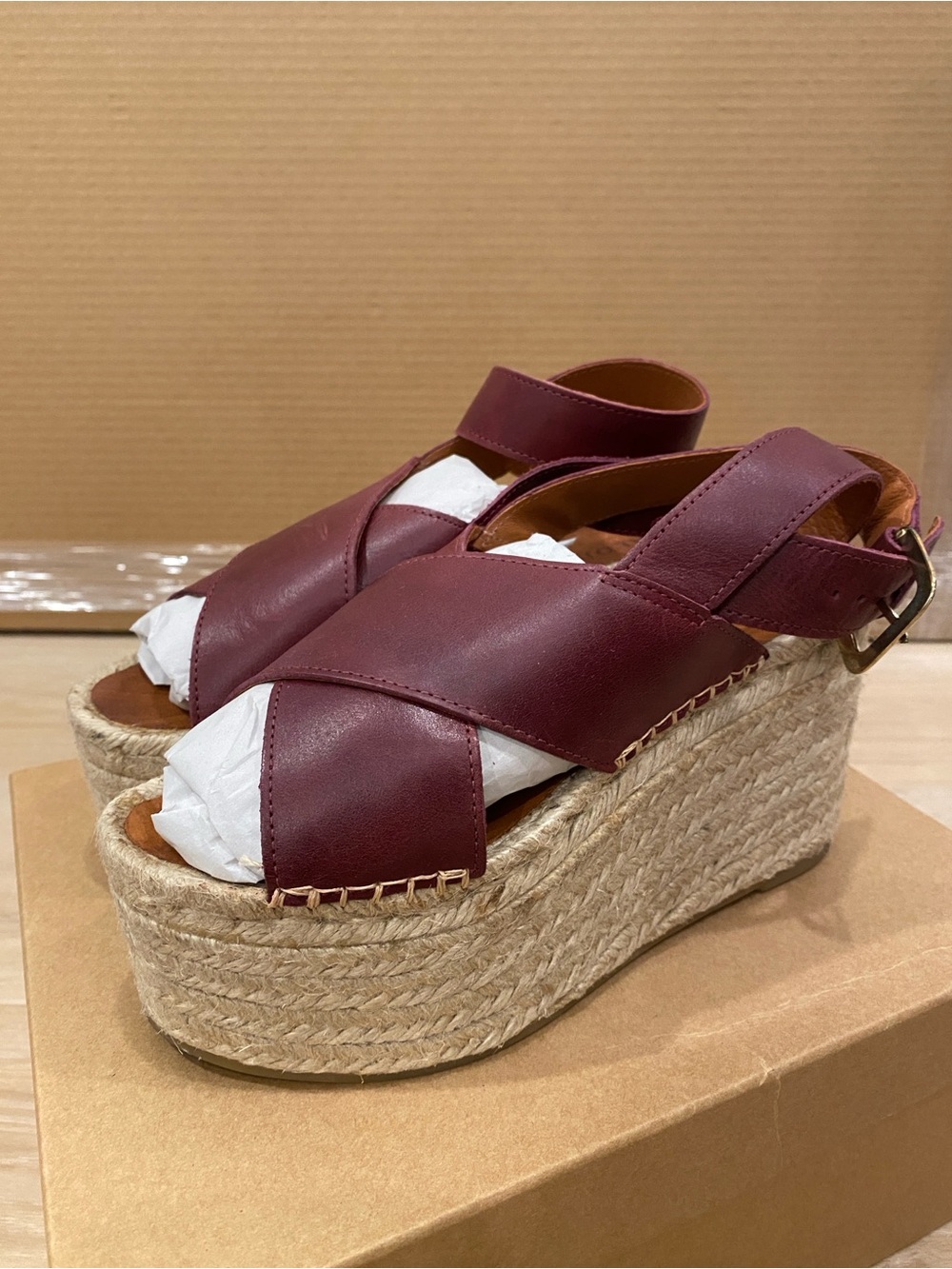 Alohas Vegas Wedges in Burgundy